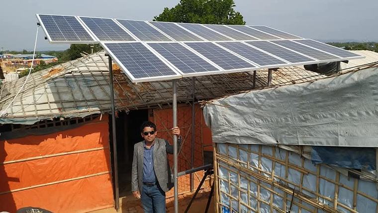 ক্যাম্পে খুঁটির ওপর বসানো সোলার সিস্টেম