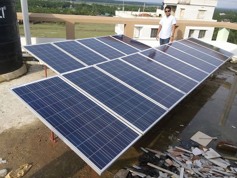 ভবনের ছাদে বড় আকারের সোলার সিস্টেম