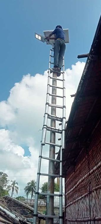 মইয়ে উঠে স্ট্রিট লাইট স্থাপন