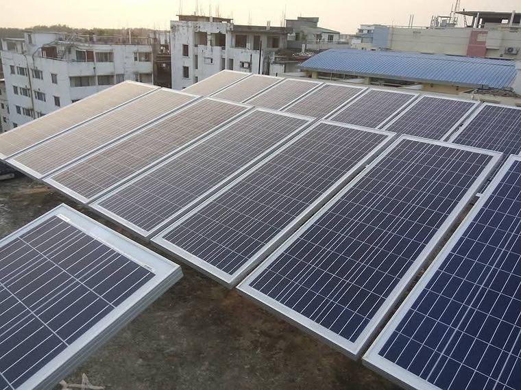 শহরের ভবনের ছাদে সারিবদ্ধ প্যানেল