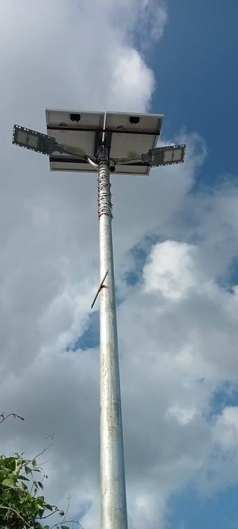 উঁচু খুঁটিতে দুই বাতির সোলার স্ট্রিট লাইট