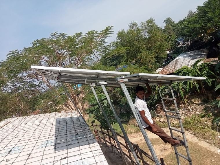 স্ট্রাকচারে প্যানেল বসানোর কাজ