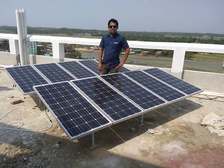 নদী ও মাঠের পাশে ভবনের ছাদে সোলার প্যানেল