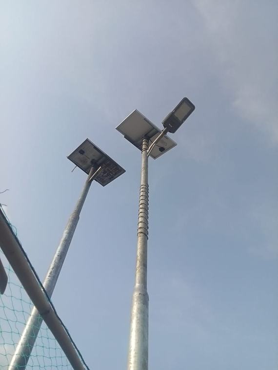 পাশাপাশি দুটি সোলার স্ট্রিট লাইট